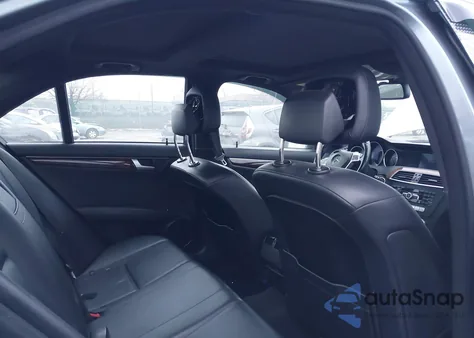 2012 Mercedes-Benz C 300 Sport 4Matic z USA, uszkodzony, nr VIN WDDGF8BB9CF913941